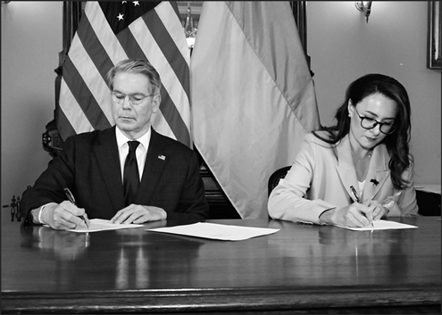 这张由美国财政部在社交媒体推特上发布的照片显示,4月30日,美国财政部长贝森特(左)与乌克兰第一副总理、经济部长斯维里坚科在美国华盛顿签署协议。新华社发